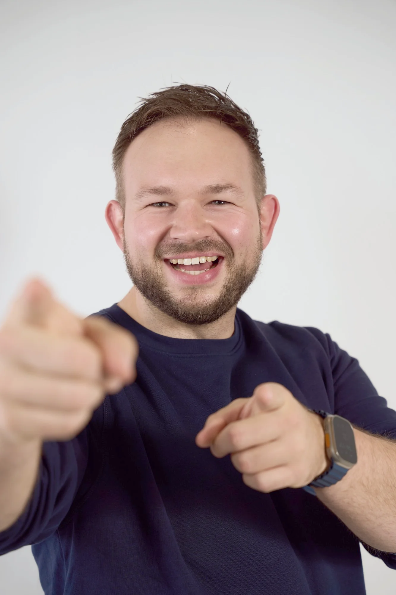 Daniel Rohregger lacht und zeigt mit beiden Händen auf den Betrachter
