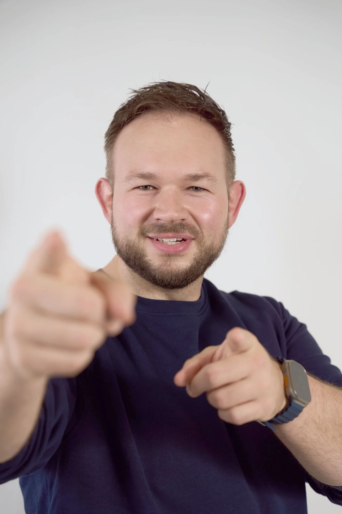 Daniel Rohregger zeigt mit beiden Händen auf den Betrachter